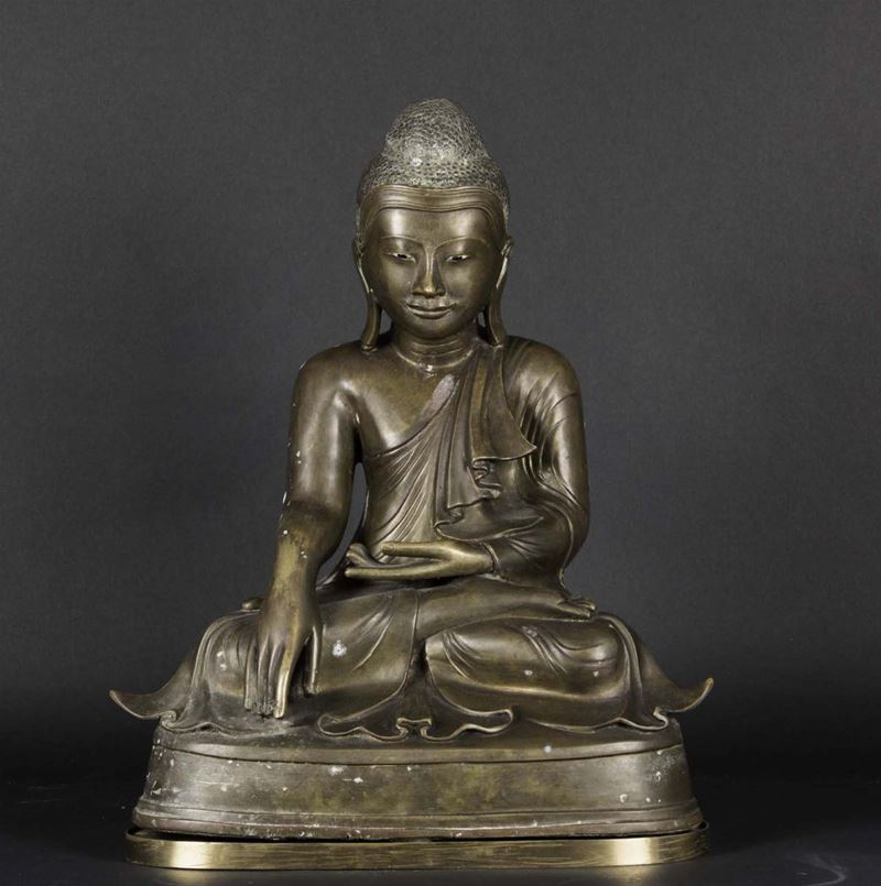 Figura di Buddha seduto in bronzo con tracce di doratura, Birmania, XIX secolo  - Asta Chinese Works of Art - Cambi Casa d'Aste