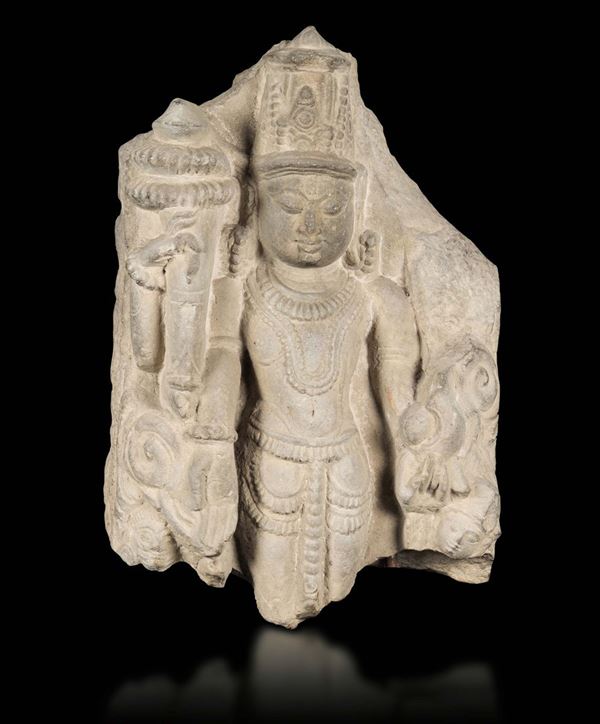 Stele in pietra con figura di divinità stante, India, IX-X secolo