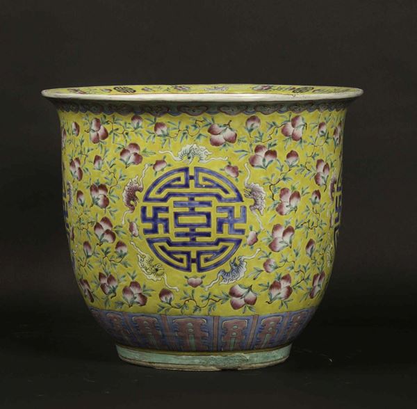 Cachepot in porcellana a smalti policromi con decoro di pesche su fondo giallo, Cina, Dinastia Qing, epoca Guangxu (1875-1908)