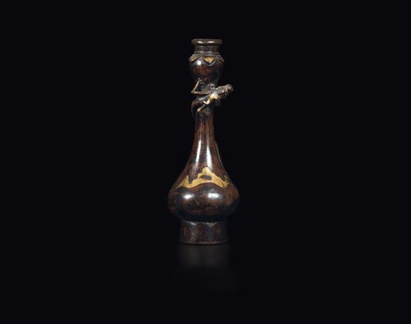 Vaso a testa d’aglio in bronzo con tracce di doratura e figura di draghetto in rilievo, Cina, Dinastia Qing, epoca Kangxi (1662-1722)