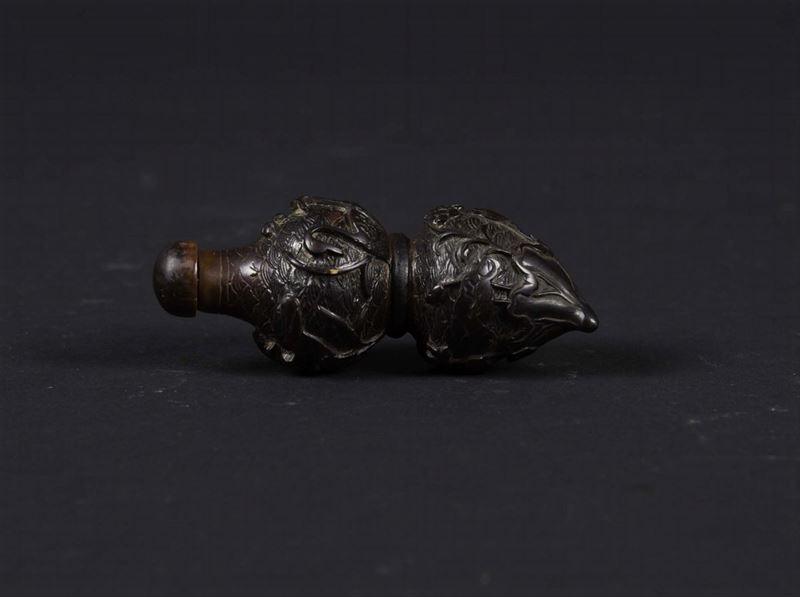 Snuff bottle in corno con figure di cigni, Cina, Dinastia Qing, XIX secolo  - Asta Chinese Works of Art - Cambi Casa d'Aste