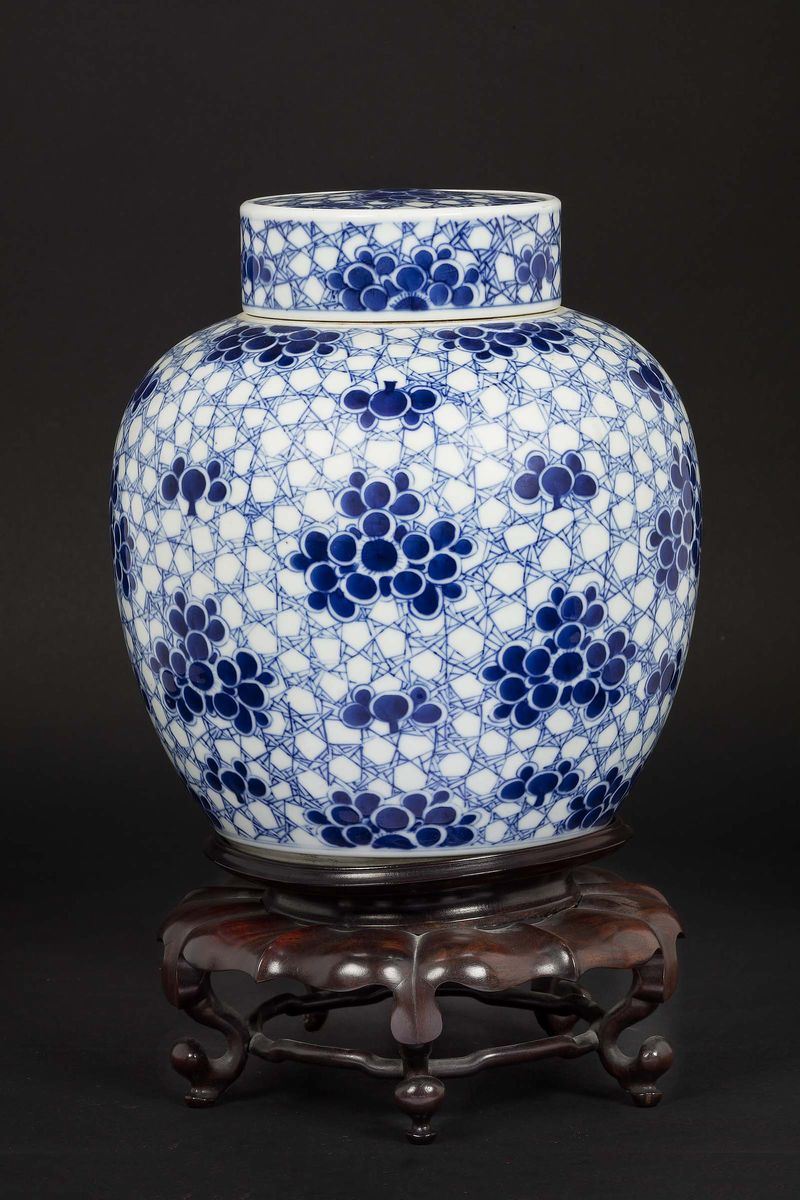 Potiche in porcellana bianca e blu con decoro floreale, Cina, Dinastia Qing, XIX secolo  - Asta Chinese Works of Art - Cambi Casa d'Aste