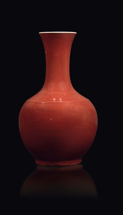 Vaso a Bottiglia in Porcellana Monocroma Sangue di Bue, Cina, Dinastia Qing, Epoca Guangxu (1875-...