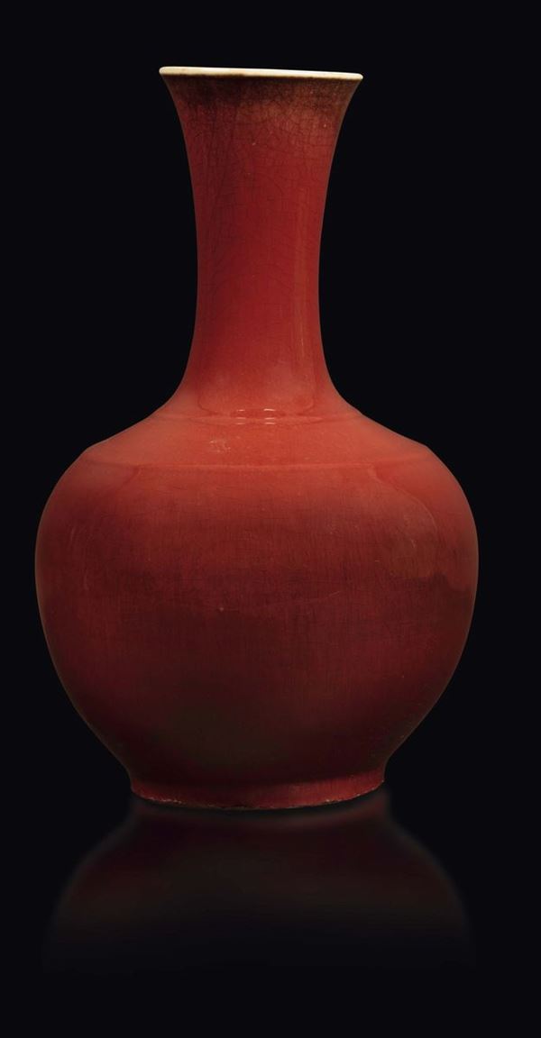 Vaso a bottiglia in porcellana monocroma sangue di bue, Cina, Dinastia Qing, epoca Guangxu (1875-1908)