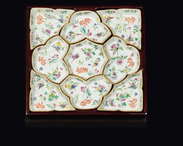 Portavivande in porcellana a smalti policromi con motivi floreali e profili dorati, Cina, fine XIX-inizio XX secolo