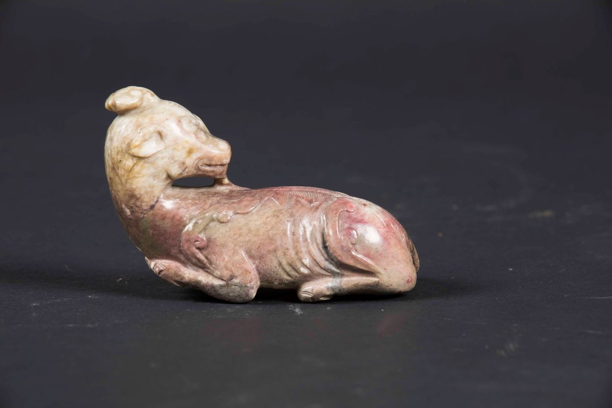 Figura di Animale Fantastico Scolpito in Giada Policroma, Cina, Dinastia Qing, Fine XIX Secolo