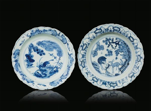 Coppia di piatti in porcellana bianca e blu a decoro naturalistico con uccellini e cerbiatti, Cina, Dinastia Ming, epoca Wanli (1573-1619)