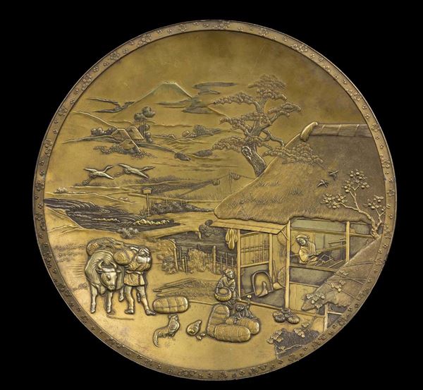 Piatto in piombo dorato in fusione con figure di contadini entro paesaggio, Giappone, epoca Meiji, XIX secolo