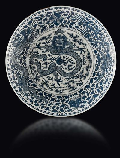 Grande Piatto in Porcellana Bianca e Blu con Decoro di Draghi, Cina, Dinastia Qing, Epoca Guangxu...