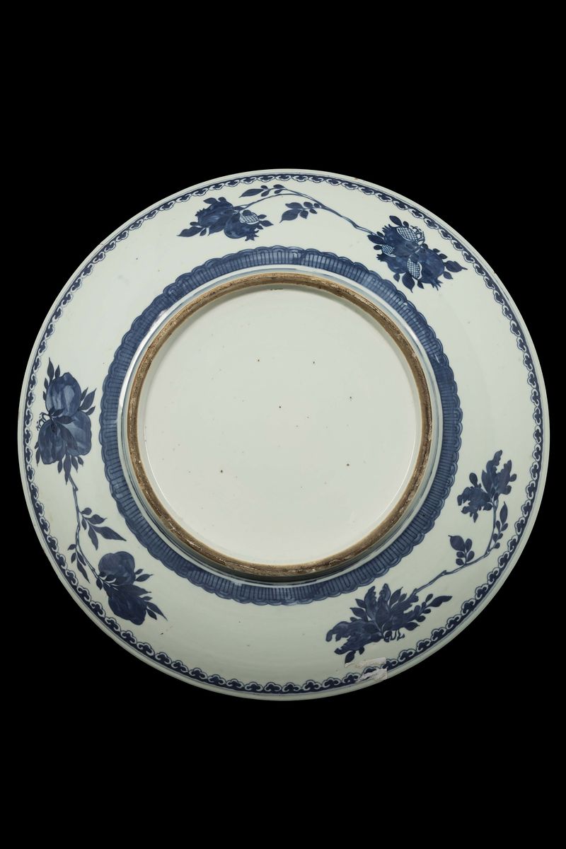 Grande Piatto in Porcellana Bianca e Blu con Decoro di Draghi, Cina, Dinastia Qing, Epoca Guangxu...