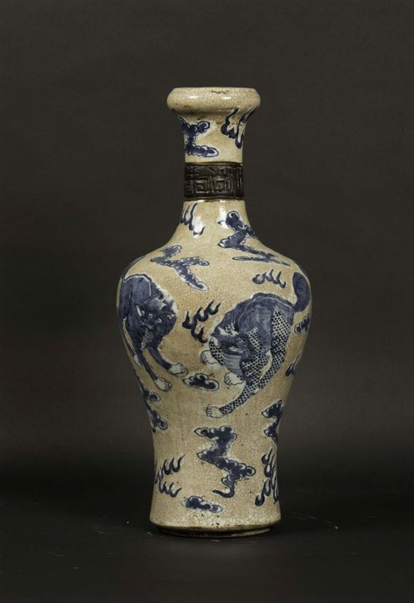 Vaso in porcellana craquelé con decoro bianco e blu raffigurante cani di Pho, Cina, Dinastia Qing, XIX secolo