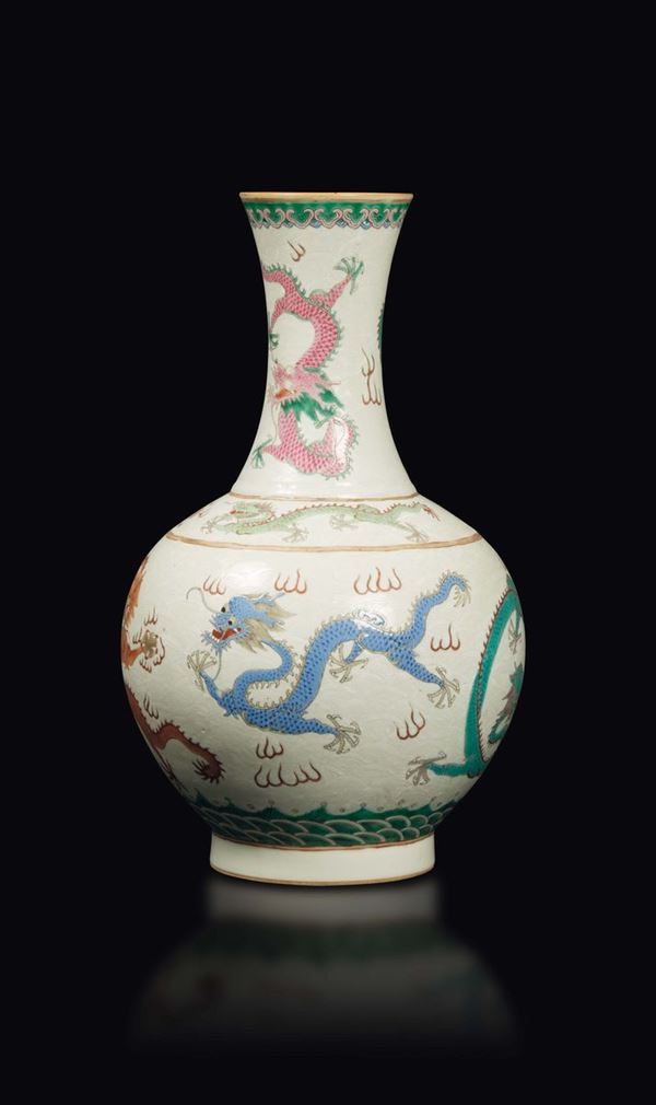 Vaso in porcellana a smalti policromi con decoro di draghi tra le nuvole, Cina, Dinastia Qing, marchio e del periodo Guangxu (1875-1908)