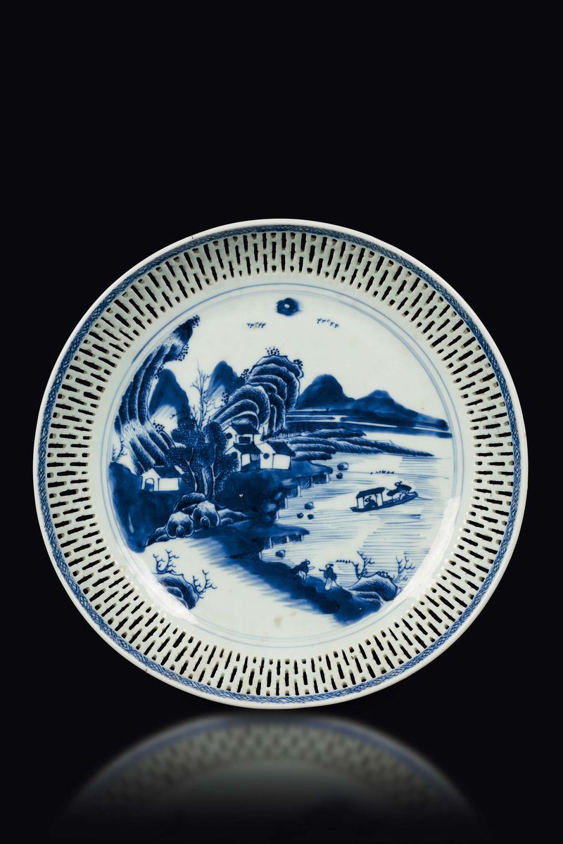 Piatto in porcellana bianca e blu con raffigurazione di paesaggio fluviale e bordo traforato, Cina, Dinastia Qing, epoca Qianlong (1736-1796)  - Asta Fine Chinese Works of Art - I - Cambi Casa d'Aste