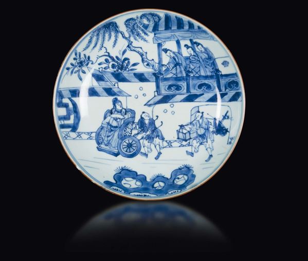 Piatto in porcellana bianca e blu con raffigurazione di scena di vita comune, Cina, Dinastia Qing, epoca Kangxi (1662-1722)