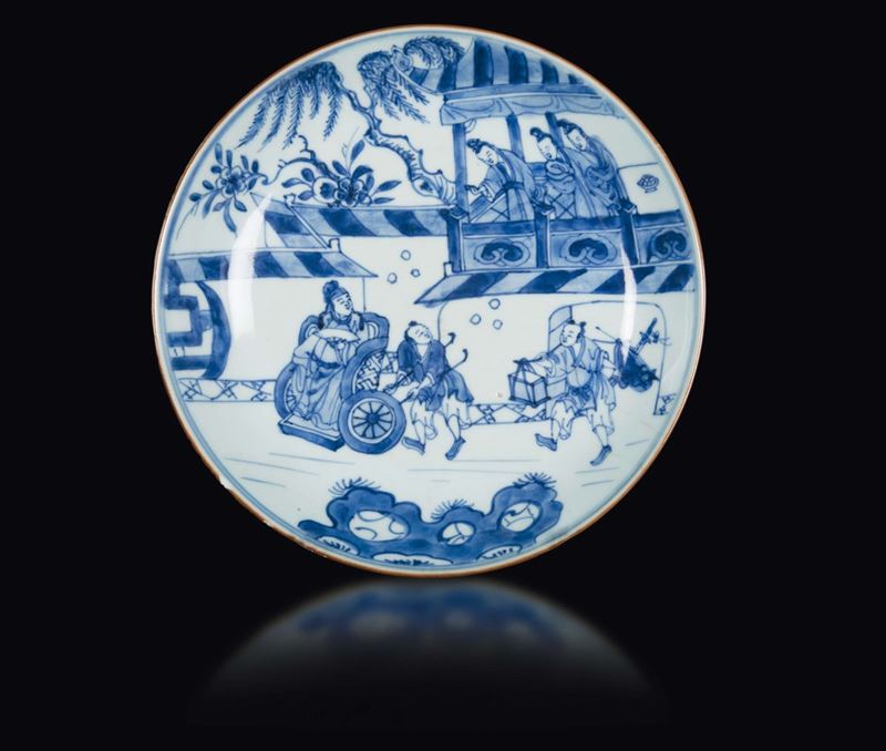 Piatto in porcellana bianca e blu con raffigurazione di scena di vita comune, Cina, Dinastia Qing, epoca Kangxi (1662-1722)  - Asta Fine Chinese Works of Art - I - Cambi Casa d'Aste