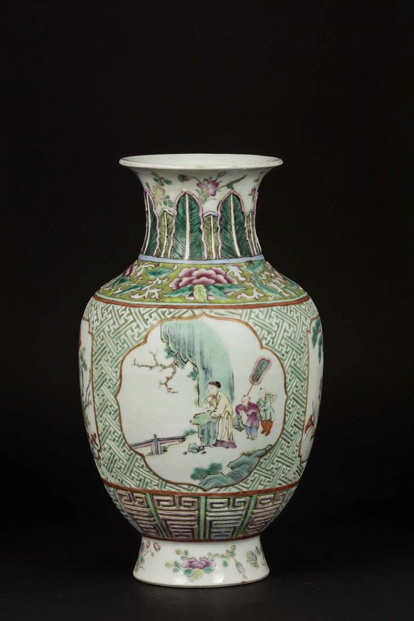 Vaso in porcellana a smalti policromi con scene di vita comune entro riserve, Cina, Dinastia Qing, XIX secolo
