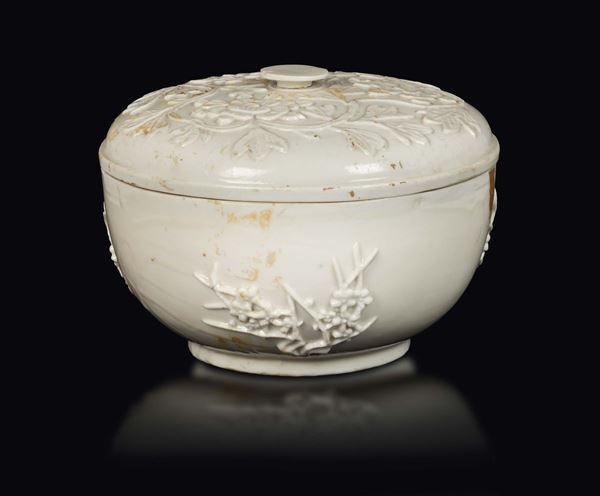 Scatola in porcellana Blanc de Chine con coperchio e decoro a rilievo con fiori di pruno, Dehua, Cina, Dinastia Qing, fine XVII secolo
