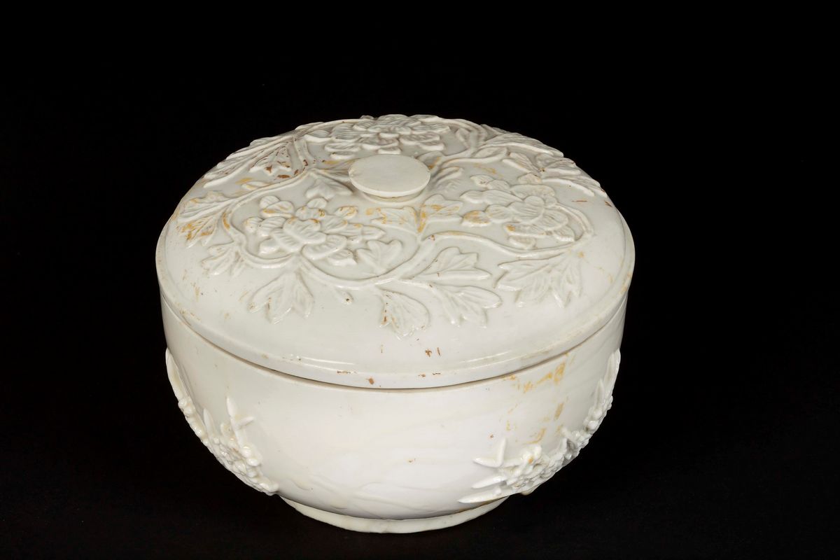 Scatola in Porcellana Blanc De Chine con Coperchio e Decoro a Rilievo con Fiori di Pruno, Dehua, ...