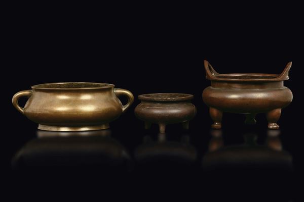 Lotto composto da tre incensieri in bronzo, Cina, Dinastia Ming e Qing, XVI-XVIII secolo