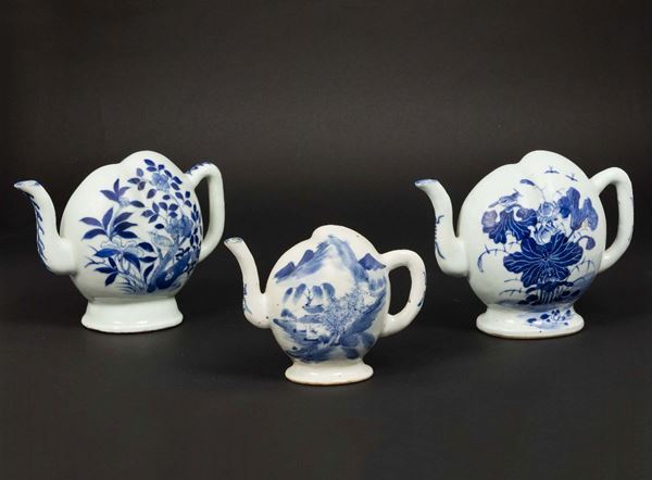 Tre wine pots in porcellana bianca e blu con motivi vegetali e naturalistici, Cina, Dinastia Qing, XIX secolo