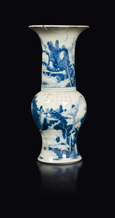 Vaso a Tromba in Porcellana Bianca e Blu con Decoro di Paesaggio Montano e Iscrizione, Cina, Dina...