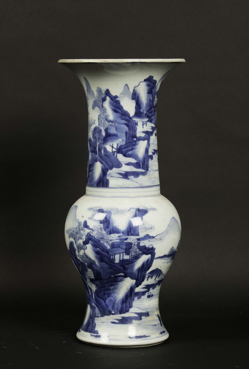 Vaso a Tromba in Porcellana Bianca e Blu con Decoro di Paesaggio Montano e Iscrizione, Cina, Dina...