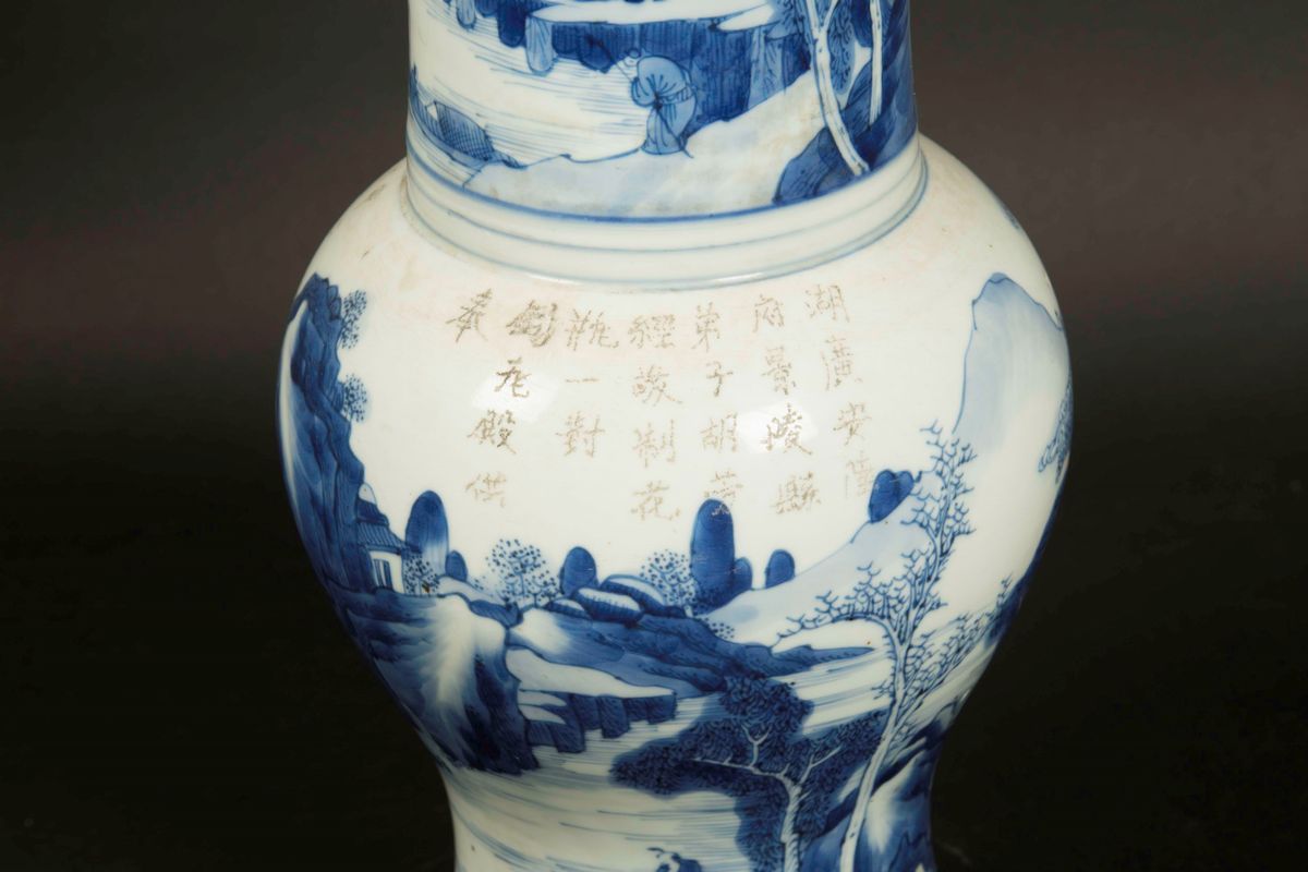 Vaso a Tromba in Porcellana Bianca e Blu con Decoro di Paesaggio Montano e Iscrizione, Cina, Dina...