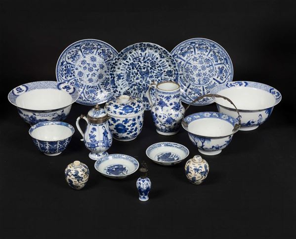 Lotto composto da quindici oggetti vari in porcellana bianca e blu, Cina, Dinastia Qing, epoca Kangxi (1662-1722)
