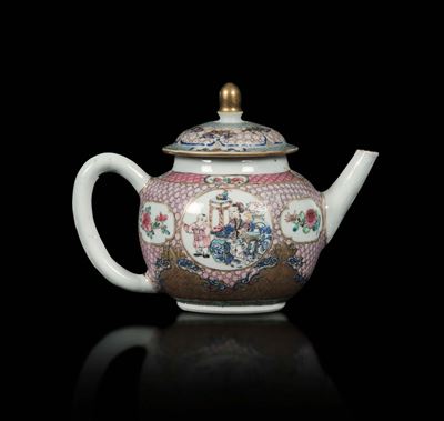 Teiera in Porcellana Famiglia Rosa con Raffigurazione di Guanyin e Fanciullo Entro Riserve, Cina,...