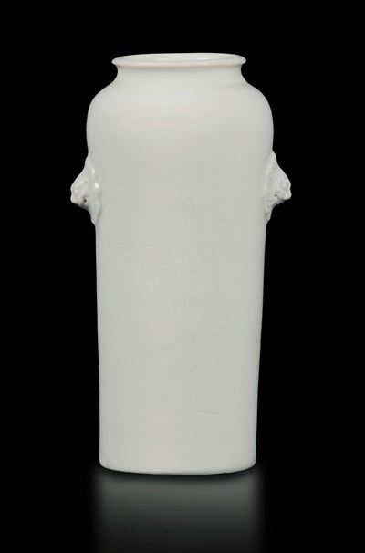 Vaso in Porcellana Blanc De Chine Dehua con Manici a Mascheroni e Decoro a Motivi Floreali Incisi...