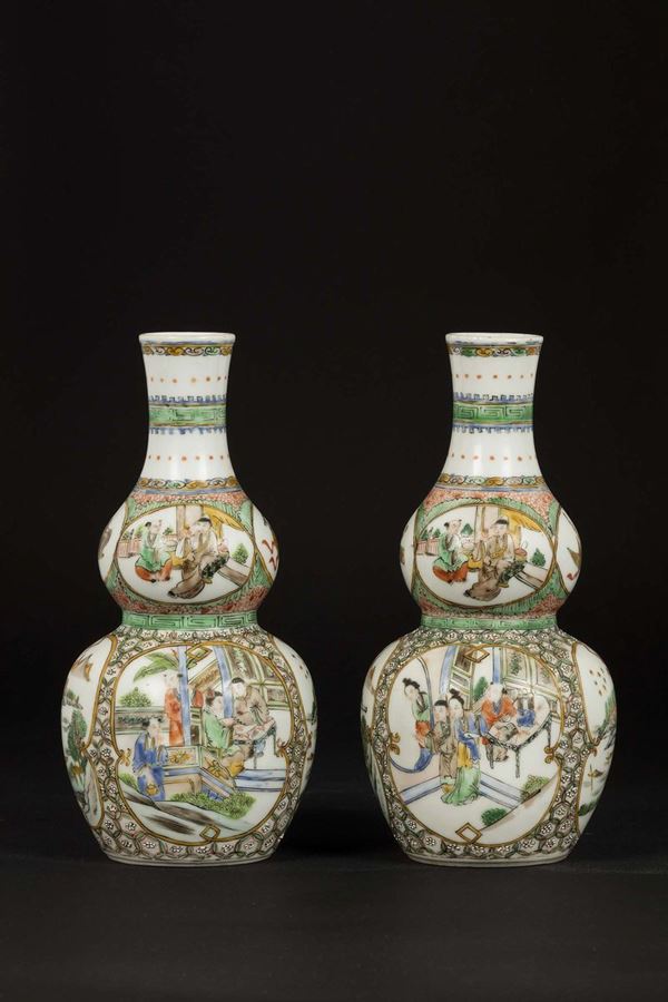 Coppia di vasi a doppia zucca in porcellana Famiglia Verde con raffigurazioni di personaggi entro riserve, Cina, Dinastia Qing, fine XIX secolo