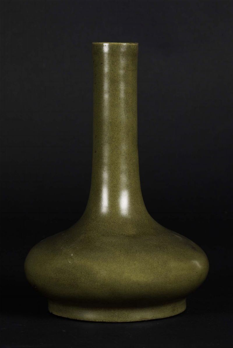 A bottle-shaped vase in ocre monochrome porcelain, China, Qing Dynasty, 19th century  - Auction Chinese Works of Art - Cambi Casa d'Aste