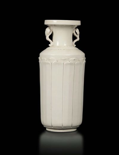 Vaso in Porcellana Blanc De Chine Dehua con Motivo a Fiori di Loto e Anse a Testa di Elefante, Ci...