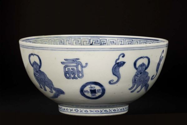 Ciotola in porcellana bianca e blu con raffigurazioni di animali fantastici e simboli, Cina, Dinastia Qing, XIX secolo