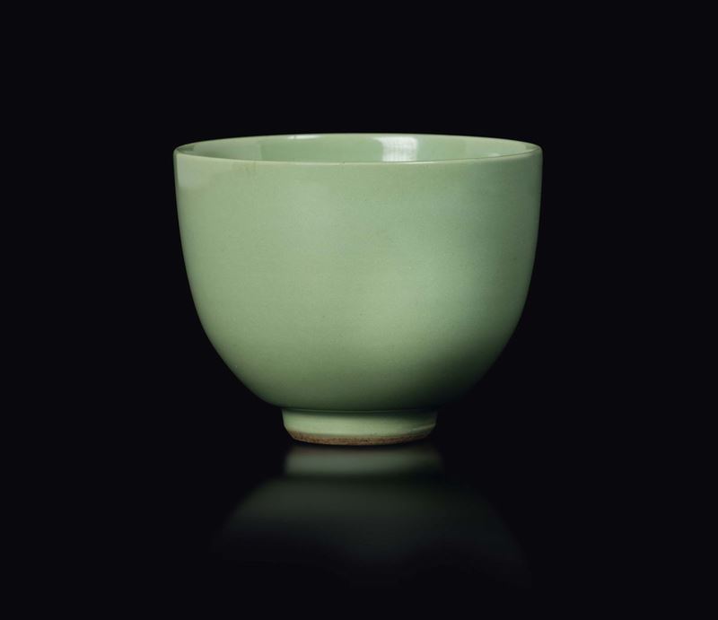 A Celadon enamelled porcelain bowl, China, Qing Dynasty, Qianlong period (1736-1796)  - Auction Fine Chinese Works of Art - I - Cambi Casa d'Aste