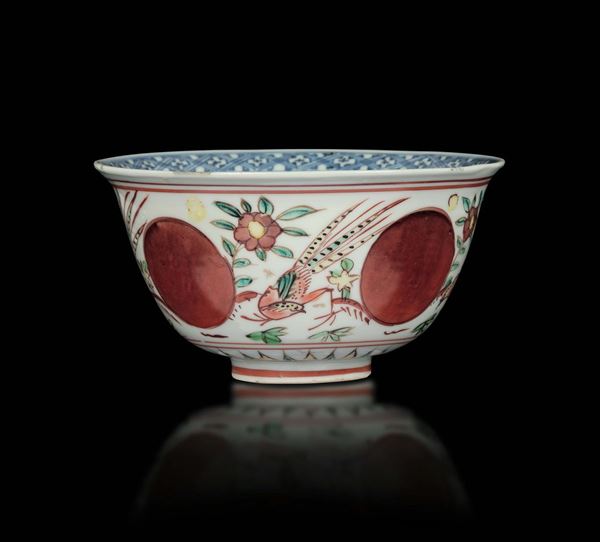 A polychrome enamelled porcelain bowl with figures of pheasants and floral decor, China, Ming Dynasty, 17th century