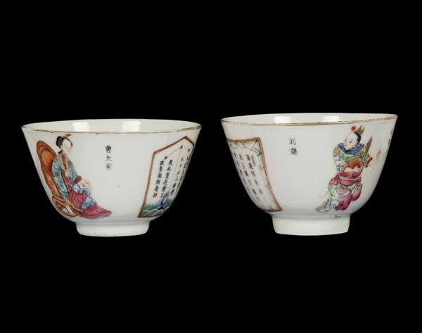 Coppia di coppette in porcellana a smalti policromi con figure di Guanyin, guerrieri e iscrizioni, Cina, Dinastia Qing, epoca Guangxu (1875-1908)