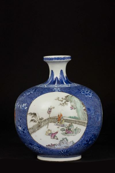 Vaso in Porcellana a Smalti Policromi con Raffigurazioni di Scene di Vita di Corte Entro Riserve,...