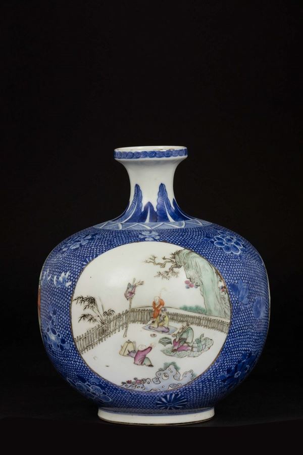Vaso in porcellana a smalti policromi con raffigurazioni di scene di vita di corte entro riserve, Cina, Dinastia Qing, fine XIX secolo