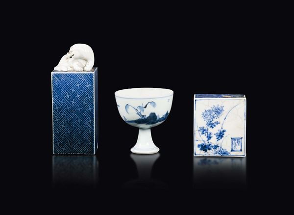 Lotto composto da coppia di sigilli e coppa in porcellana bianca e blu, Cina, Dinastia Qing, epoca Qianlong (1736-1796)