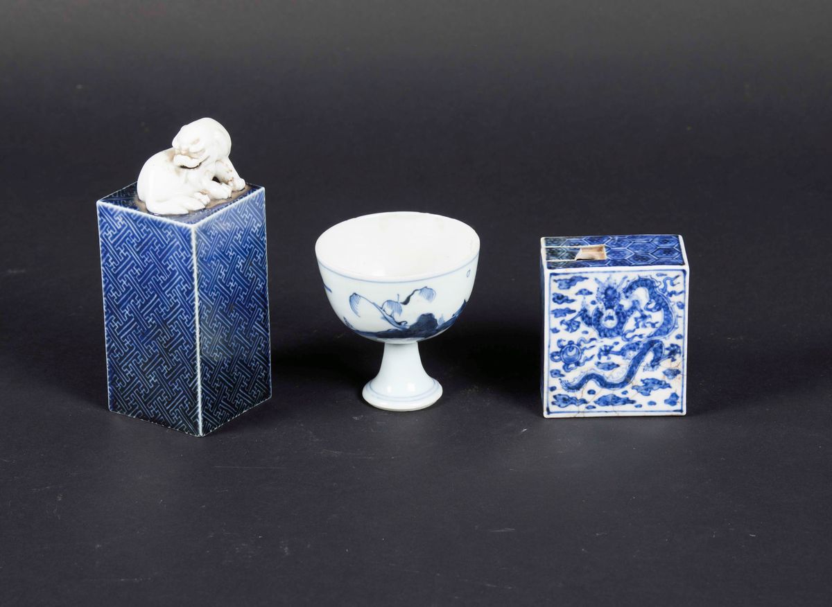 Lotto Composto da Coppia di Sigilli e Coppa in Porcellana Bianca e Blu, Cina, Dinastia Qing, Epoc...