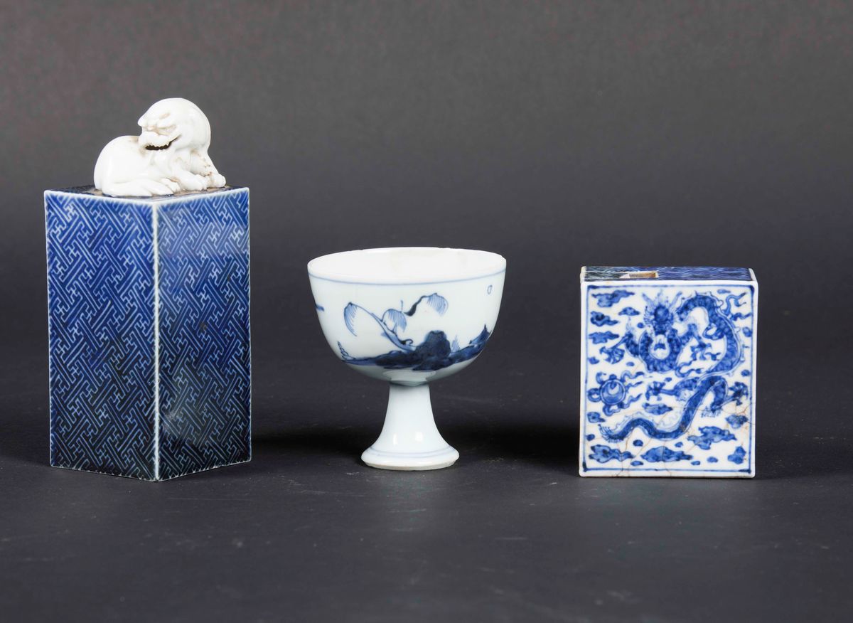 Lotto Composto da Coppia di Sigilli e Coppa in Porcellana Bianca e Blu, Cina, Dinastia Qing, Epoc...