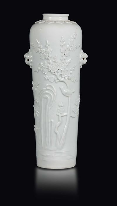 Vaso in Porcellana Blanc De Chine Dehua con Mascheroni e Decoro Naturalistico a Rilievo, Cina, Di...