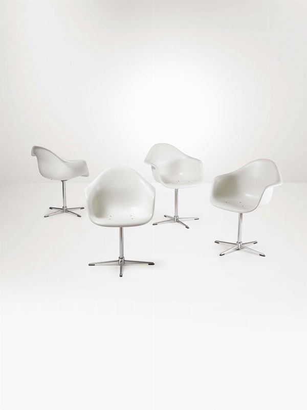 Quattro sedie con sostegno in metallo cromato e seduta in vetroresina laccata.