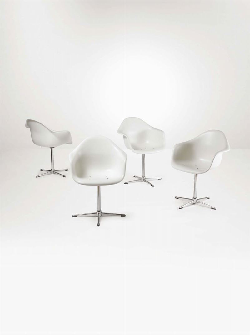 Quattro sedie con sostegno in metallo cromato e seduta in vetroresina laccata.  - Asta Design I - Cambi Casa d'Aste