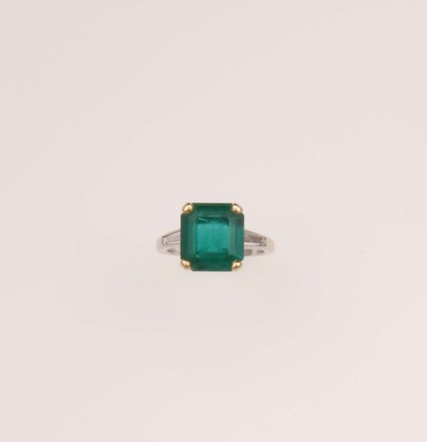 Anello con smeraldo Colombia di ct 4,50 circa e diamanti