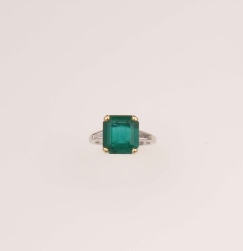 Anello con smeraldo Colombia di ct 4,50 circa e diamanti  - Asta Fine Jewels - Cambi Casa d'Aste
