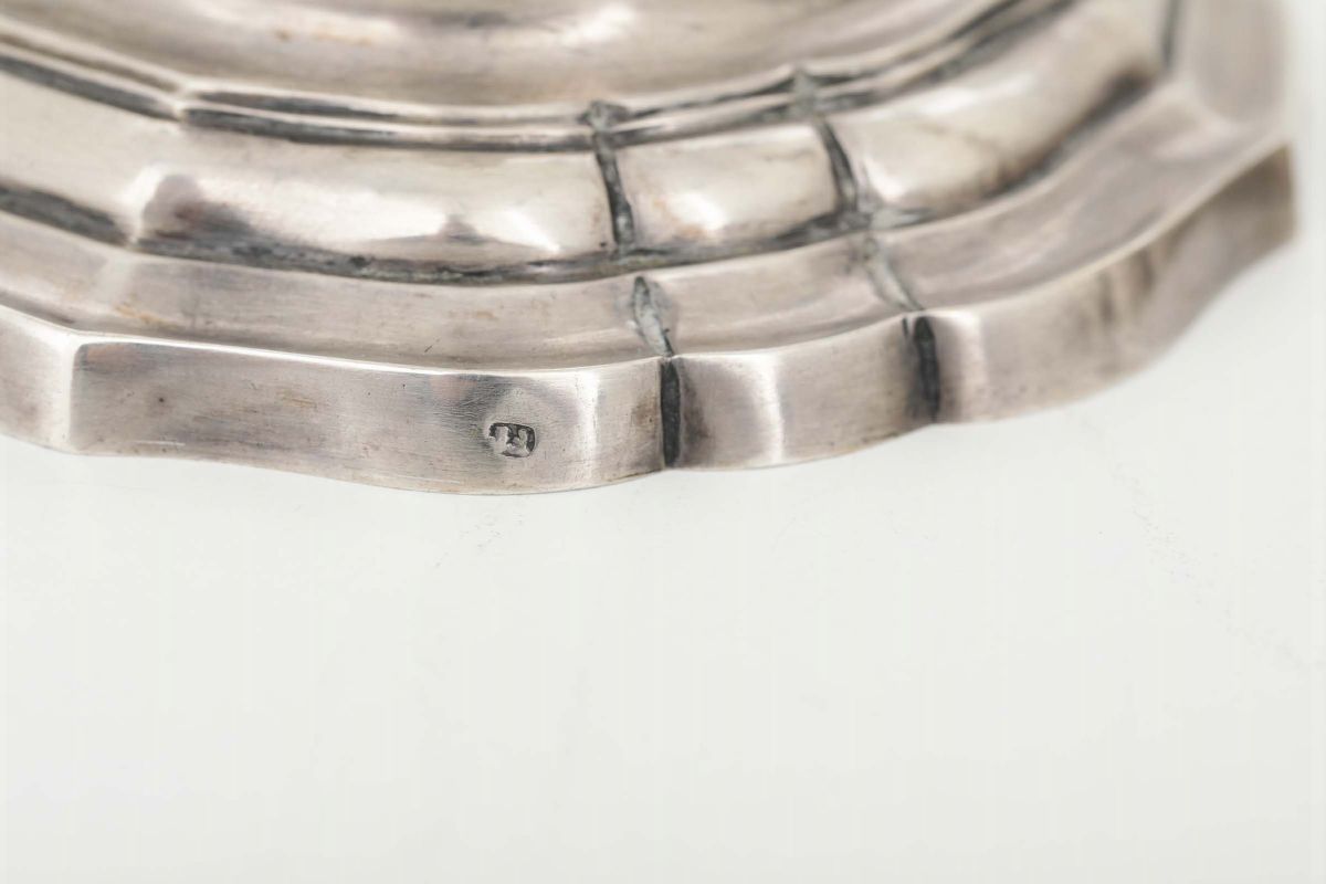 Coppia di Candelieri in Argento Sbalzato e Cesellato, Roma, XVIII Secolo, Bollo Camerale e Altro ...