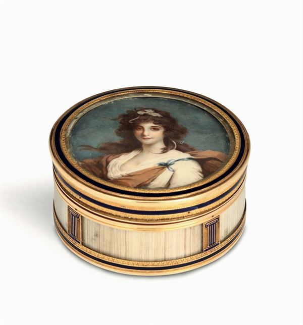 Tabacchiera in oro, tartaruga, avorio fossile (?) e smalti. Sul coperchio miniatura raffigurante figura femminile, Francia (Parigi), bolli di titolo in uso dal 1798 al 1809