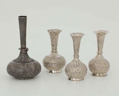 Quattro Vasetti in Argento Fuso, Sbalzato e Cesellato, Arte Ottomana del Medio Oriente (persia?) ...